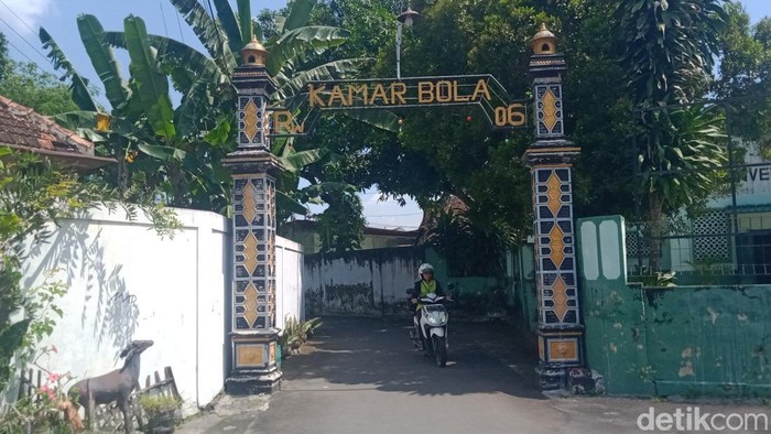 Kampung Kamar Bola, di Klaten Tengah, Klaten, Kamis (7/5/2026).