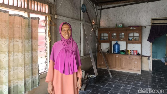 Karni saat berada di rumahnya yang lapuk.