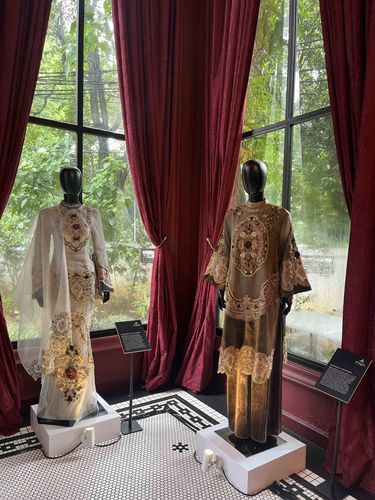 Rayakan 15 tahun berkarya, desainer Ayu Dyah Andari lewat koleksi terbaru bertajuk Puspa, memadukan keanggunan motif ukiran Jepara yang rumit dengan kemewahan detail yang terinspirasi dari keindahan batu kecubung.