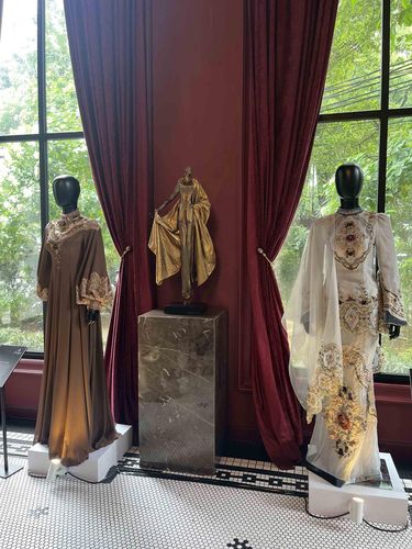 Rayakan 15 tahun berkarya, desainer Ayu Dyah Andari lewat koleksi terbaru bertajuk Puspa, memadukan keanggunan motif ukiran Jepara yang rumit dengan kemewahan detail yang terinspirasi dari keindahan batu kecubung.
