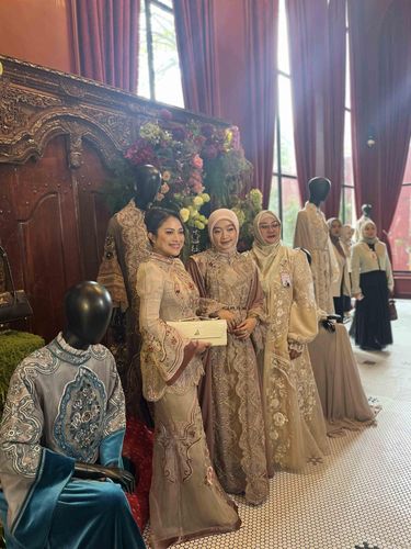 Rayakan 15 tahun berkarya, desainer Ayu Dyah Andari lewat koleksi terbaru bertajuk Puspa, memadukan keanggunan motif ukiran Jepara yang rumit dengan kemewahan detail yang terinspirasi dari keindahan batu kecubung.