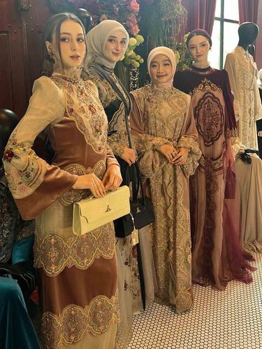 Rayakan 15 tahun berkarya, desainer Ayu Dyah Andari lewat koleksi terbaru bertajuk Puspa, memadukan keanggunan motif ukiran Jepara yang rumit dengan kemewahan detail yang terinspirasi dari keindahan batu kecubung.