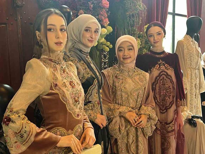 Rayakan 15 tahun berkarya, desainer Ayu Dyah Andari lewat koleksi terbaru bertajuk Puspa, memadukan keanggunan motif ukiran Jepara yang rumit dengan kemewahan detail yang terinspirasi dari keindahan batu kecubung.