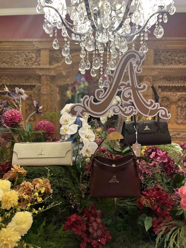 Rayakan 15 tahun berkarya, desainer Ayu Dyah Andari lewat koleksi terbaru bertajuk Puspa, memadukan keanggunan motif ukiran Jepara yang rumit dengan kemewahan detail yang terinspirasi dari keindahan batu kecubung.