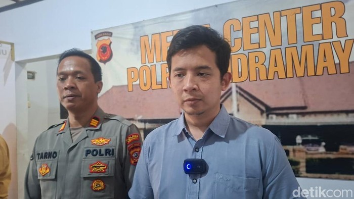 Kasat Reskrim Polres Indramayu, AKP Muchammad Arwin Bahar (kanan) memberikan penjelasan terkait penanganan kasus pembunuhan satu keluarga di Paoman Indramayu