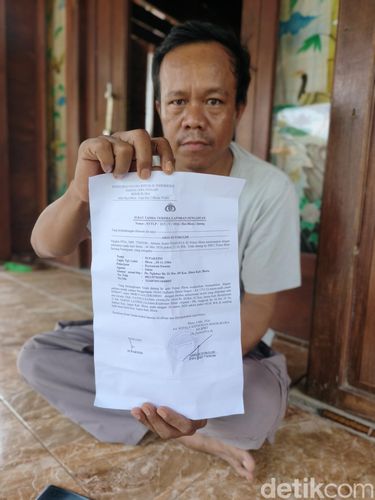 Kasus Penggelapan Mobil Blora Suami dari Supartini menunjukkan STTLP dari Polres Blora saat ditemui di rumahnya di Desa Nglebur, Kecamatan Jiken, Kabupaten Blora.