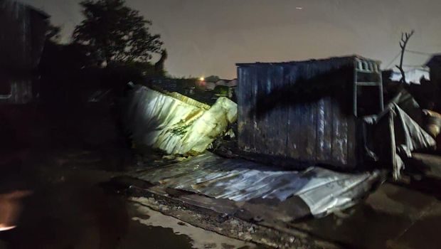 Kebakaran besar terjadi gudang oli di Penjaringan, Jakarta Utara semalam. Api berkobar hingga api baru padam dini hari tadi. (dok Damkar DKI)