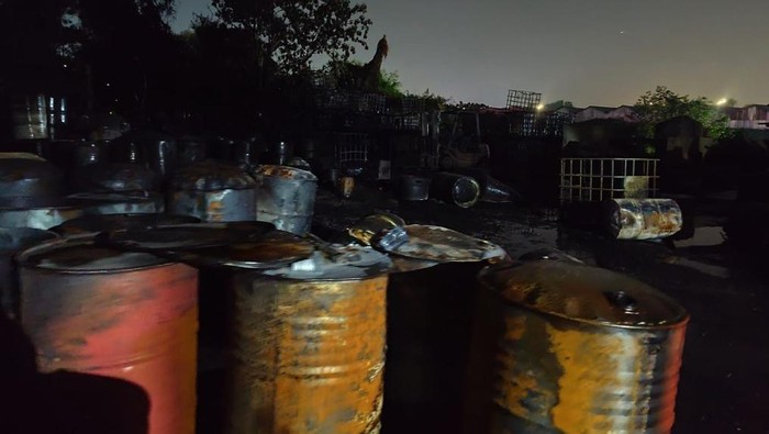 Kebakaran besar terjadi gudang oli di Penjaringan, Jakarta Utara semalam. Api berkobar hingga api baru padam dini hari tadi. (dok Damkar DKI)