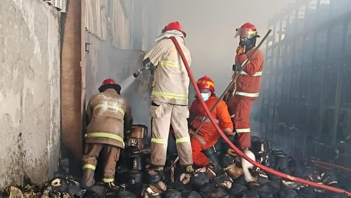 Petugas memadamkan api di gudang benang di pabrik tekstil PT Apac Inti Corpora, Kecamatan Bawen, Kabupaten Semarang, Kamis (7/5/2026).