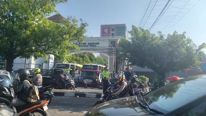 Kecelakaan beruntun melibatkan satu bus, dua mobil, dan tiga sepeda motor terjadi di Jalan Jogja-Solo, Maguwoharjo, Sleman, pagi tadi. 
