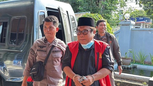 Kejaksaan Negeri (Kejari) Lombok Tengah menahan mantan Bupati Lombok Tengah Suhaili Fadil Tohir, Kamis (7/5/2026). (Foto: Dok. Kejari Lombok Tengah)