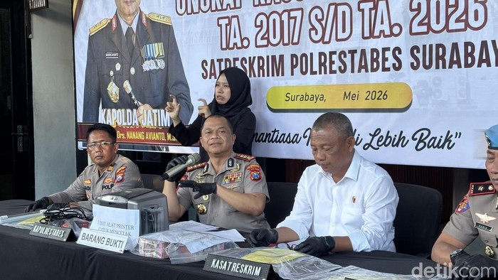 Komplotan 14 tersangka joki UTBK yang ditangkap Polrestabes Surabaya