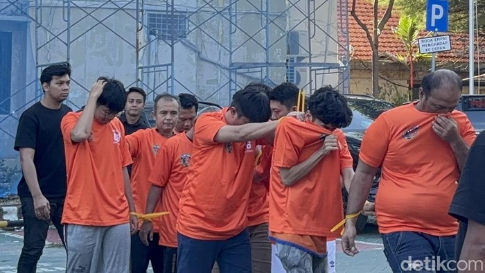 Komplotan 14 tersangka joki UTBK yang ditangkap Polrestabes Surabaya