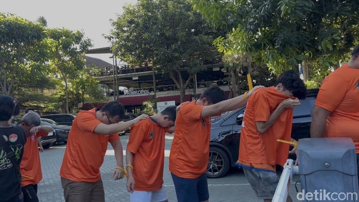 Komplotan 14 tersangka joki UTBK yang ditangkap Polrestabes Surabaya