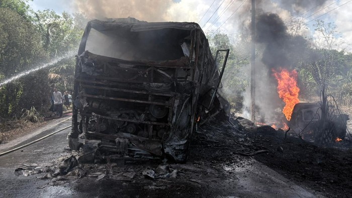 Kondisi bus ALS yang terbakar usai bertabrakan dengan truk tangki BBM di Muratara