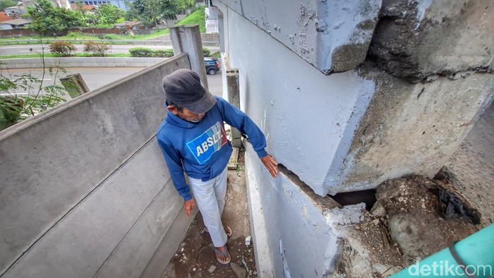 Kondisi jembatan penghubung Kota Bandung dan Kabupaten Bandung mengalami keretakan di atas Jalan Tol Padaleunyi