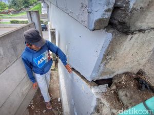 Video Kondisi Penyangga Jembatan Penghubung Kota-Kabupaten Bandung yang Retak