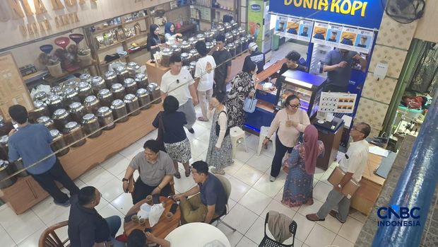 Kondisi Pasar Santa, Jakarta Selatan masih tampak ramai, setelah sempat dikabarkan sepi. (CNBC Indonesia/Chandra Dwi Pranata)