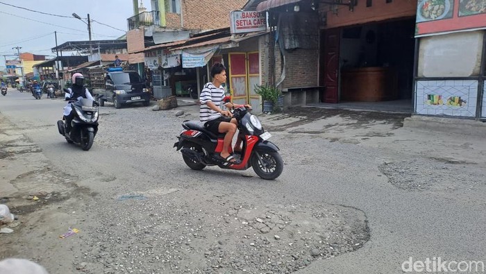 Kondisi saah satu jalan rusak di Kecamatan Percut Sei Tuan, Deli Serdang, Sumatera Utara. (Rindi Antika/detikSumut)