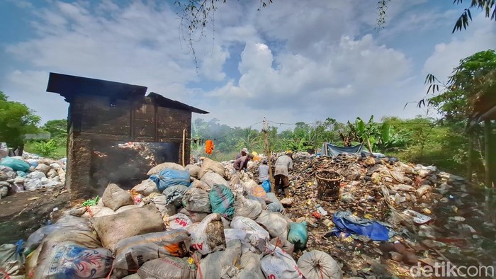 Kondisi tempat pembuangan sampah (TPS) di Kampung Cembul Pojok, Desa Rancamanyar, Kecamatan Baleendah, Kabupaten Bandung,