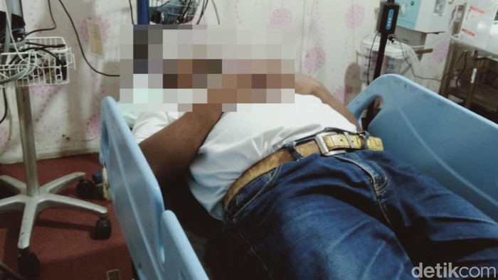 Korban semburan ular kobra saat dirawat di RSUD Pamekasan