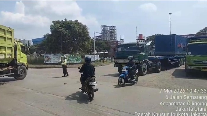 Lalu lintas di Cilincing Jakarta Utara macet pagi ini