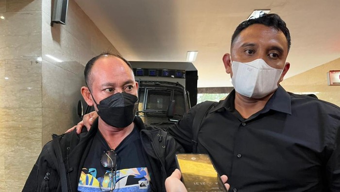 Mantan Kasat Resnarkoba Polres Bima, AKP Malaungi (bermasker hitam), tiba di Bareskrim Polri, Kamis (7/5/2026) untuk diperiksa terkait kasus TPPU narkoba.