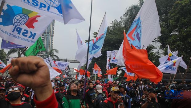 Massa buruh menggelar aksi unjuk rasa di depan Kantor Kementerian Ketenagakerjaan RI, Jakarta, Kamis (7/5/2026). (CNBC Indonesia/Faisal Rahman)