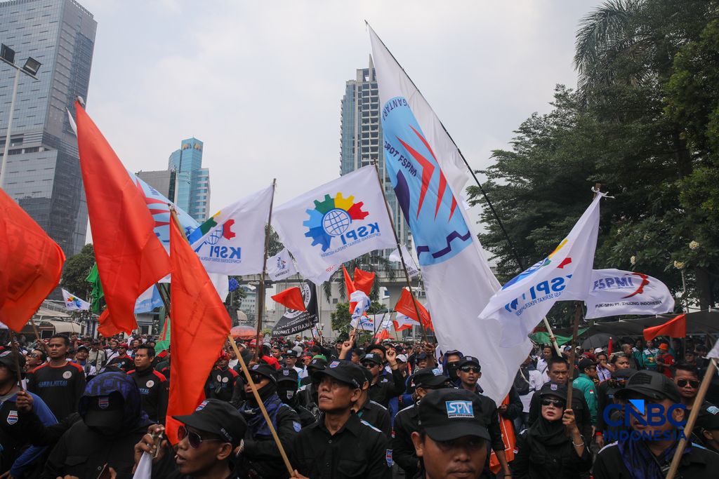 Massa buruh yang tergabung dalam Konfederasi Serikat Pekerja Indonesia (KSPI) menggelar aksi unjuk rasa di depan Kantor Kementerian Ketenagakerjaan RI, Jakarta, Kamis (7/5/2026). (CNBC Indonesia/Faisal Rahman)