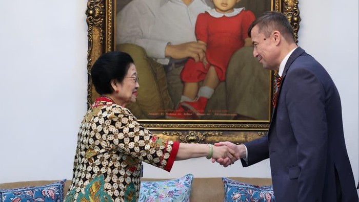 Duta Besar Federasi Rusia untuk Indonesia Sergei Tolchenov menyambangi kediaman Presiden ke-5 RI Megawati Soekarnoputri.