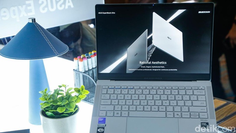 ASUS menghadirkan ExpertBook Ultra untuk kalangan profesional modern. Laptop ini mengusung desain ringan, layar OLED, dan fitur AI terbaru.