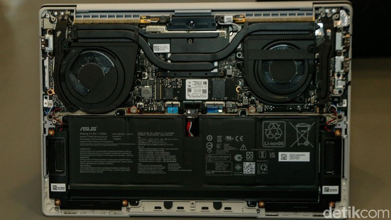 ASUS menghadirkan ExpertBook Ultra untuk kalangan profesional modern. Laptop ini mengusung desain ringan, layar OLED, dan fitur AI terbaru.