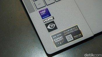 Untuk menunjang produktivitas, Asus menyediakan RAM hingga 64GB LPDDR5X dan SSD PCIe Gen 5 hingga 2TB. Dukungan konektivitas modern seperti Wi-Fi 7, Bluetooth 6.0, Thunderbolt 4, HDMI 2.1, hingga USB-A tetap tersedia meski bodinya sangat tipis.