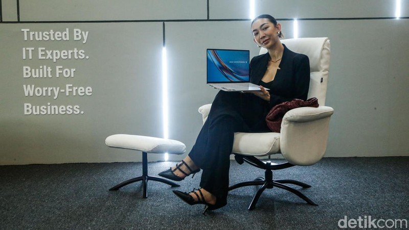 ASUS menghadirkan ExpertBook Ultra untuk kalangan profesional modern. Laptop ini mengusung desain ringan, layar OLED, dan fitur AI terbaru.