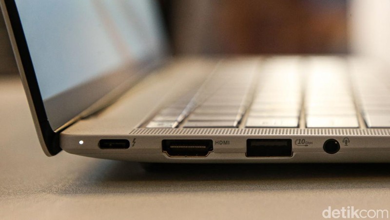 ASUS menghadirkan ExpertBook Ultra untuk kalangan profesional modern. Laptop ini mengusung desain ringan, layar OLED, dan fitur AI terbaru.