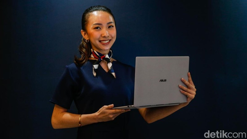 ASUS menghadirkan ExpertBook Ultra untuk kalangan profesional modern. Laptop ini mengusung desain ringan, layar OLED, dan fitur AI terbaru.