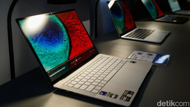 ASUS menghadirkan ExpertBook Ultra untuk kalangan profesional modern. Laptop ini mengusung desain ringan, layar OLED, dan fitur AI terbaru.