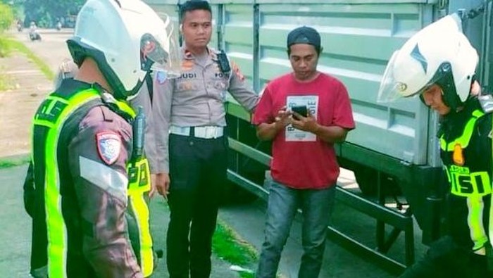 Mobil kontainer pengangkut solar ilegal terparkir liar di Jalan Lingkar Tanjungpura Karawang