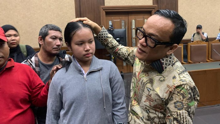 Momen mantan Wamenaker Immanuel Ebenezer bersama putrinya usai sidang kasus pemerasan sertifikasi K3 (Mulia/detikcom)