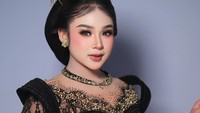 Niken Salindry bersyukur atas apa yang dimiliki dan kariernya saat ini. Ya alhamdulillah, banyak-banyak bersyukur juga. Tetap harus hati-hati juga, harus menjaga juga, sama terus belajar. Sekarang lagi mulai belajar lagu-lagu dangdut, lagu pop, lagu luar negeri, lagu China, kayak-kayak gitu, soalnya tapi aku tetap membawa ciri khasku pakai konde. Jadi biar mereka itu candu dengan suaraku, dengan lagunya tapi aku tetap pakai konde gitu, katanya. (Foto: dok Instagram zie.makeupartist)