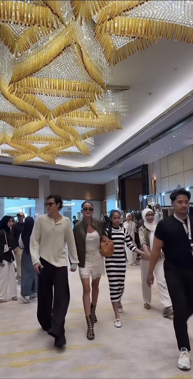 Baru-baru ini Olla bersama kekasihnya, Tristan, dan dan putrinya terlihat kompak bersama-sama menghadiri sebuah acara fashion show. Olla bersama kekasih dan putrinya itu bahkan terlihat bergandengan tangan, memamerkan keakraban mereka. Foto: Instagram/@ollaramlan