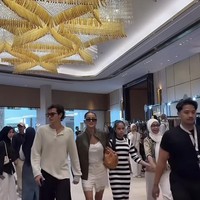 Baru-baru ini Olla bersama kekasihnya, Tristan, dan dan putrinya terlihat kompak bersama-sama menghadiri sebuah acara fashion show. Olla bersama kekasih dan putrinya itu bahkan terlihat bergandengan tangan, memamerkan keakraban mereka. Foto: Instagram/@ollaramlan