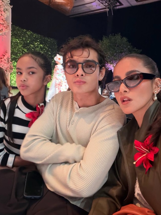 Bak sebuah keluarga, ketiganya memamerkan pose mereka. Gaya kompak Olla bareng pacar dan putrinya langsung curi atensi. Sang putri yang kini sudah semakin besar sendiri jadi terlihat bak adik-kakak dengan Tristan. Foto: Instagram/@ollaramlan