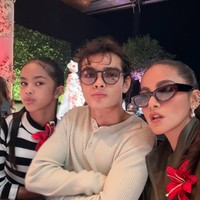 Bak sebuah keluarga, ketiganya memamerkan pose mereka. Gaya kompak Olla bareng pacar dan putrinya langsung curi atensi. Sang putri yang kini sudah semakin besar sendiri jadi terlihat bak adik-kakak dengan Tristan. Foto: Instagram/@ollaramlan