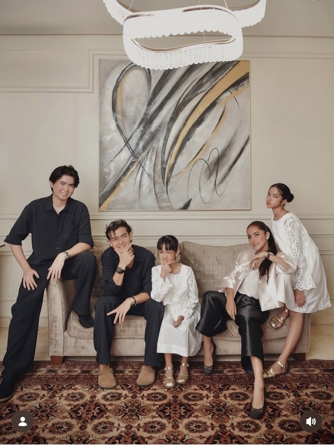 Sebelumnya di momen Idul Fitri pada bulan Maret lalu, Olla juga terlihat membagikan foto kebersamaan dengan ketiga anak serta Tristan. Kelimanya kompak kenakan busana hitam-putih, seperti layaknya sebuah keluarga. Foto: Instagram/@ollaramlan