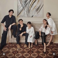 Sebelumnya di momen Idul Fitri pada bulan Maret lalu, Olla juga terlihat membagikan foto kebersamaan dengan ketiga anak serta Tristan. Kelimanya kompak kenakan busana hitam-putih, seperti layaknya sebuah keluarga. Foto: Instagram/@ollaramlan