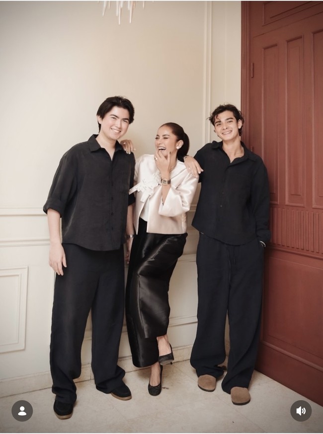Pose bareng putra sulung Olla yang seusia dengan Tristan, ketiganya terlihat kompak. Olla dan Tristan sendiri diketahui terpaut jarak usia yang cukup jauh, sekitar 25 tahun, dimana Tristan lebih muda dari Olla. Foto: Instagram/@ollaramlan