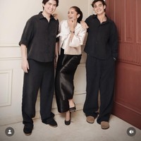 Pose bareng putra sulung Olla yang seusia dengan Tristan, ketiganya terlihat kompak. Olla dan Tristan sendiri diketahui terpaut jarak usia yang cukup jauh, sekitar 25 tahun, dimana Tristan lebih muda dari Olla. Foto: Instagram/@ollaramlan