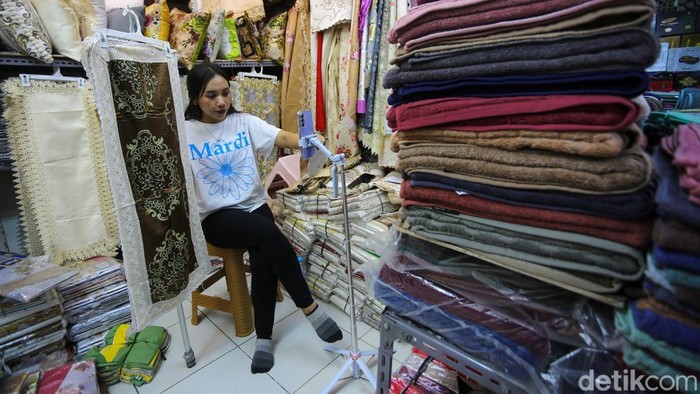 Pedagang Online Keluhkan Biaya Ongkir Baru Marketplace Pekerja melakukan siaran langsung penjualan pakaian melalui aplikasi belanja e-commerce di kawasan Tanah Abang, Jakarta, Kamis (7/5/2026).