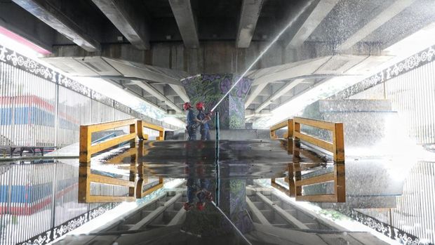 Sebanyak 100 personel gabungan melakukan penataan ulang kolong Flyover Pasar Rebo, Jakarta Timur. Penataan ini bertujuan menjadikan area tersebut lebih rapi sehingga dapat dimanfaatkan sebagai ruang publik yang nyaman dan produktif bagi masyarakat.